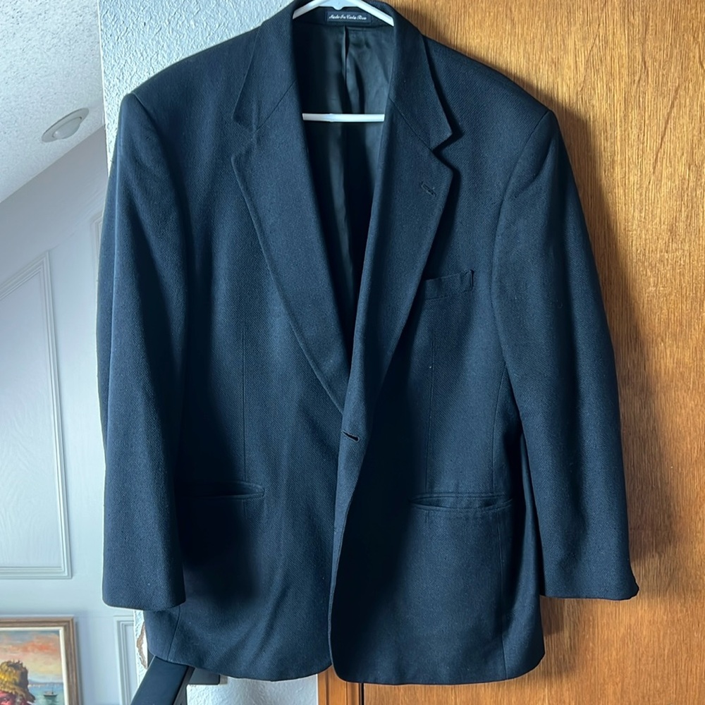 Men’s black blazer, in good shape. Size 48 or 50 made for XL.